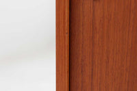 Poul Hundevadによってデザインされたサイドボードです。北欧から買い付けたもので、良質なチーク材が使用されており、優しい雰囲気が漂います。Hundevad自身の家具工房、Hundevad&Co.によって製造されています。デンマークの厳しい品質基準を満たした「DANISH FURNITUREmAKE'S CONTROL」の刻印が施されています。小引き出しと高さ調整が可能な棚板が備わっており、使い勝手も良好です。