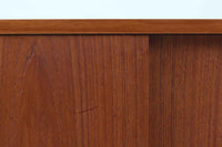 Poul Hundevadによってデザインされたサイドボードです。北欧から買い付けたもので、良質なチーク材が使用されており、優しい雰囲気が漂います。Hundevad自身の家具工房、Hundevad&Co.によって製造されています。デンマークの厳しい品質基準を満たした「DANISH FURNITUREmAKE'S CONTROL」の刻印が施されています。小引き出しと高さ調整が可能な棚板が備わっており、使い勝手も良好です。