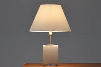 Per Lütken(ペル・ルッケン)が1980年代にデザインした「Kubus(キューブス)」シリーズのテーブルランプです。名前の通り、立方体(キューブ)をモチーフにしたホルムガードならではの厚みのある高品質なガラスが使用されており、点灯すると柔らかな光が広がり、空間に温かみと落ち着きを与えます。細いメタルの支柱が全体を引き締め、ミニマルで洗練されたデザインを際立たせています。大中小のサイズ展開がある中で、こちらは中サイズのモデルです。