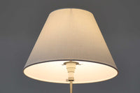 Per Lütken(ペル・ルッケン)が1980年代にデザインした「Kubus(キューブス)」シリーズのテーブルランプです。名前の通り、立方体(キューブ)をモチーフにしたホルムガードならではの厚みのある高品質なガラスが使用されており、点灯すると柔らかな光が広がり、空間に温かみと落ち着きを与えます。細いメタルの支柱が全体を引き締め、ミニマルで洗練されたデザインを際立たせています。大中小のサイズ展開がある中で、こちらは中サイズのモデルです。