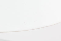 Per Lütken(ペル・ルッケン)が1980年代にデザインした「Kubus(キューブス)」シリーズのテーブルランプです。名前の通り、立方体(キューブ)をモチーフにしたホルムガードならではの厚みのある高品質なガラスが使用されており、点灯すると柔らかな光が広がり、空間に温かみと落ち着きを与えます。細いメタルの支柱が全体を引き締め、ミニマルで洗練されたデザインを際立たせています。大中小のサイズ展開がある中で、こちらは中サイズのモデルです。