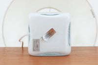 Per Lütken(ペル・ルッケン)が1980年代にデザインした「Kubus(キューブス)」シリーズのテーブルランプです。名前の通り、立方体(キューブ)をモチーフにしたホルムガードならではの厚みのある高品質なガラスが使用されており、点灯すると柔らかな光が広がり、空間に温かみと落ち着きを与えます。細いメタルの支柱が全体を引き締め、ミニマルで洗練されたデザインを際立たせています。大中小のサイズ展開がある中で、こちらは中サイズのモデルです。