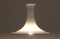 北欧より買い付けたHolmgaard社製のヴィンテージランプです。mandarinシリーズの中でも大型な、直径30cmのLサイズモデルとなります。乳白色のガラスが美しく、清潔感が漂います。リビングやダイニングの空間にぴったりの存在感を持ちながらも、北欧デザインならではのシンプルさが、さまざまなインテリアスタイルに調和します。こちらの商品は入荷時より、電球ソケットの取り付け金具に同じHolmegaard社の「TIVOLI」シリーズのものが使用されています。使用時には外側から見えない部分であり、使用には問題ございませんが、ご了承くださいませ。