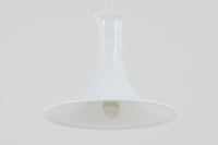 北欧より買い付けたHolmgaard社製のヴィンテージランプです。mandarinシリーズの中でも大型な、直径30cmのLサイズモデルとなります。乳白色のガラスが美しく、清潔感が漂います。リビングやダイニングの空間にぴったりの存在感を持ちながらも、北欧デザインならではのシンプルさが、さまざまなインテリアスタイルに調和します。こちらの商品は入荷時より、電球ソケットの取り付け金具に同じHolmegaard社の「TIVOLI」シリーズのものが使用されています。使用時には外側から見えない部分であり、使用には問題ございませんが、ご了承くださいませ。