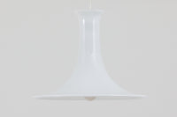 北欧より買い付けたHolmgaard社製のヴィンテージランプです。mandarinシリーズの中でも大型な、直径30cmのLサイズモデルとなります。乳白色のガラスが美しく、清潔感が漂います。リビングやダイニングの空間にぴったりの存在感を持ちながらも、北欧デザインならではのシンプルさが、さまざまなインテリアスタイルに調和します。こちらの商品は入荷時より、電球ソケットの取り付け金具に同じHolmegaard社の「TIVOLI」シリーズのものが使用されています。使用時には外側から見えない部分であり、使用には問題ございませんが、ご了承くださいませ。