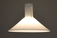 北欧より買い付けた、Holmgaard社製ビンテージランプです。Holmgaard社のペンダントライトの中でも人気の「P&T PENDEL」シリーズです。