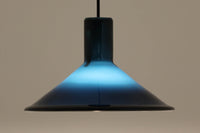 Holmgaard社のペンダントライトの中でも人気の「P&T PENDEL」シリーズで内と外側の2層の色味が特徴的です。こちらはブルー色で現地でも中々見かけないレアカラーとなります。消灯&点灯時にそれぞれ違った表情を見せてくれる素敵なデザインです。