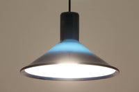 Holmgaard社のペンダントライトの中でも人気の「P&T PENDEL」シリーズで内と外側の2層の色味が特徴的です。こちらはブルー色で現地でも中々見かけないレアカラーとなります。消灯&点灯時にそれぞれ違った表情を見せてくれる素敵なデザインです。