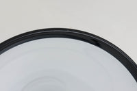 Holmgaard社のペンダントライトの中でも人気の「P&T PENDEL」シリーズで内と外側の2層の色味が特徴的です。こちらはブルー色で現地でも中々見かけないレアカラーとなります。消灯&点灯時にそれぞれ違った表情を見せてくれる素敵なデザインです。