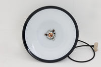 Holmgaard社のペンダントライトの中でも人気の「P&T PENDEL」シリーズで内と外側の2層の色味が特徴的です。こちらはブルー色で現地でも中々見かけないレアカラーとなります。消灯&点灯時にそれぞれ違った表情を見せてくれる素敵なデザインです。