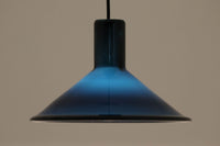 Holmgaard社のペンダントライトの中でも人気の「P&T PENDEL」シリーズで内と外側の2層の色味が特徴的です。こちらはブルー色で現地でも中々見かけないレアカラーとなります。消灯&点灯時にそれぞれ違った表情を見せてくれる素敵なデザインです。