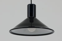 Holmgaard社のペンダントライトの中でも人気の「P&T PENDEL」シリーズで内と外側の2層の色味が特徴的です。こちらはブルー色で現地でも中々見かけないレアカラーとなります。消灯&点灯時にそれぞれ違った表情を見せてくれる素敵なデザインです。