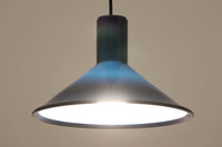 Holmgaard社のペンダントライトの中でも人気の「P&T PENDEL」シリーズで内と外側の2層の色味が特徴的です。こちらはブルー色で現地でも中々見かけないレアカラーとなります。消灯&点灯時にそれぞれ違った表情を見せてくれる素敵なデザインです。