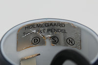 Holmgaard社のペンダントライトの中でも人気の「P&T PENDEL」シリーズで内と外側の2層の色味が特徴的です。こちらはブルー色で現地でも中々見かけないレアカラーとなります。消灯&点灯時にそれぞれ違った表情を見せてくれる素敵なデザインです。