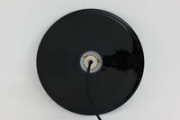 Holmgaard社のペンダントライトの中でも人気の「P&T PENDEL」シリーズで内と外側の2層の色味が特徴的です。こちらはブルー色で現地でも中々見かけないレアカラーとなります。消灯&点灯時にそれぞれ違った表情を見せてくれる素敵なデザインです。