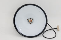 Holmgaard社のペンダントライトの中でも人気の「P&T PENDEL」シリーズで内と外側の2層の色味が特徴的です。こちらはブルー色で現地でも中々見かけないレアカラーとなります。消灯&点灯時にそれぞれ違った表情を見せてくれる素敵なデザインです。