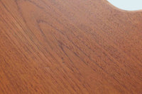 こちらはGoran Strandデザインのスウェーデン製ブーメラン型デスクで、Lelangs mobelfabrik社が製造したヴィンテージ家具です。チーク材とオーク材が使用されており、オーク材は脚や縁部分に施されており、スウェーデン家具らしい造りが特徴です。天板の奥側には返しがあり、実用性と美しさを兼ね備えています。デスクの後ろにはバックシェルフが設けられており、収納力も充実しています。温かみのある木材の組み合わせが、どんな空間にも調和し、優れた機能性とともに、ヴィンテージならではの魅力を感じさせてくれます。