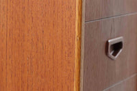 こちらはGoran Strandデザインのスウェーデン製ブーメラン型デスクで、Lelangs mobelfabrik社が製造したヴィンテージ家具です。チーク材とオーク材が使用されており、オーク材は脚や縁部分に施されており、スウェーデン家具らしい造りが特徴です。天板の奥側には返しがあり、実用性と美しさを兼ね備えています。デスクの後ろにはバックシェルフが設けられており、収納力も充実しています。温かみのある木材の組み合わせが、どんな空間にも調和し、優れた機能性とともに、ヴィンテージならではの魅力を感じさせてくれます。