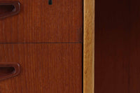 こちらはGoran Strandデザインのスウェーデン製ブーメラン型デスクで、Lelangs mobelfabrik社が製造したヴィンテージ家具です。チーク材とオーク材が使用されており、オーク材は脚や縁部分に施されており、スウェーデン家具らしい造りが特徴です。天板の奥側には返しがあり、実用性と美しさを兼ね備えています。デスクの後ろにはバックシェルフが設けられており、収納力も充実しています。温かみのある木材の組み合わせが、どんな空間にも調和し、優れた機能性とともに、ヴィンテージならではの魅力を感じさせてくれます。