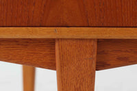 こちらはGoran Strandデザインのスウェーデン製ブーメラン型デスクで、Lelangs mobelfabrik社が製造したヴィンテージ家具です。チーク材とオーク材が使用されており、オーク材は脚や縁部分に施されており、スウェーデン家具らしい造りが特徴です。天板の奥側には返しがあり、実用性と美しさを兼ね備えています。デスクの後ろにはバックシェルフが設けられており、収納力も充実しています。温かみのある木材の組み合わせが、どんな空間にも調和し、優れた機能性とともに、ヴィンテージならではの魅力を感じさせてくれます。