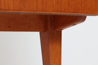 こちらはGoran Strandデザインのスウェーデン製ブーメラン型デスクで、Lelangs mobelfabrik社が製造したヴィンテージ家具です。チーク材とオーク材が使用されており、オーク材は脚や縁部分に施されており、スウェーデン家具らしい造りが特徴です。天板の奥側には返しがあり、実用性と美しさを兼ね備えています。デスクの後ろにはバックシェルフが設けられており、収納力も充実しています。温かみのある木材の組み合わせが、どんな空間にも調和し、優れた機能性とともに、ヴィンテージならではの魅力を感じさせてくれます。