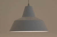 「The work shop lamp」です。Louis Poulsen社の定番ランプ。復刻品はアルミ製ですが、こちらはビンテージ品ならではの琺瑯&エナメルモデル。艶感が魅力的です。