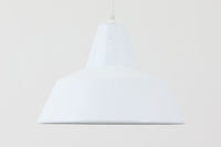 「The work shop lamp」です。Louis Poulsen社の定番ランプ。復刻品はアルミ製ですが、こちらはビンテージ品ならではの琺瑯&エナメルモデル。艶感が魅力的です。