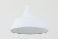 「The work shop lamp」です。Louis Poulsen社の定番ランプ。復刻品はアルミ製ですが、こちらはビンテージ品ならではの琺瑯&エナメルモデル。艶感が魅力的です。