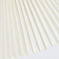 北欧から買い付けたLE KLINT社製の「370フロアランプ」です。支柱は高さ調整と回転が可能で、ソファー横やベッドサイドなど、さまざまなシーンで使い勝手が良いランプです。2002年にデザインされた比較的新しいモデルで、シンプルながらも実用性の高いデザインが特徴です。