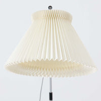 北欧から買い付けたLE KLINT社製の「370フロアランプ」です。支柱は高さ調整と回転が可能で、ソファー横やベッドサイドなど、さまざまなシーンで使い勝手が良いランプです。2002年にデザインされた比較的新しいモデルで、シンプルながらも実用性の高いデザインが特徴です。