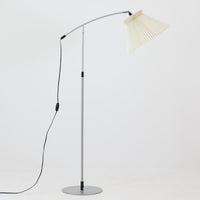 北欧から買い付けたLE KLINT社製の「370フロアランプ」です。支柱は高さ調整と回転が可能で、ソファー横やベッドサイドなど、さまざまなシーンで使い勝手が良いランプです。2002年にデザインされた比較的新しいモデルで、シンプルながらも実用性の高いデザインが特徴です。