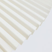 北欧から買い付けたLE KLINT社製の「370フロアランプ」です。支柱は高さ調整と回転が可能で、ソファー横やベッドサイドなど、さまざまなシーンで使い勝手が良いランプです。2002年にデザインされた比較的新しいモデルで、シンプルながらも実用性の高いデザインが特徴です。