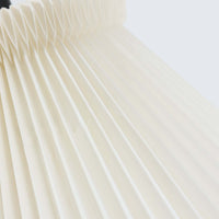 北欧から買い付けたLE KLINT社製の「370フロアランプ」です。支柱は高さ調整と回転が可能で、ソファー横やベッドサイドなど、さまざまなシーンで使い勝手が良いランプです。2002年にデザインされた比較的新しいモデルで、シンプルながらも実用性の高いデザインが特徴です。