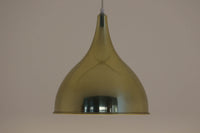 デンマークから買い付けました。1977年のFog & morup社のカタログにも掲載されている「Silhuet」です。真鍮塗装を施された有機的な形状のアルミニウムシェードが特徴です。