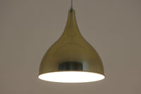 デンマークから買い付けました。1977年のFog & morup社のカタログにも掲載されている「Silhuet」です。真鍮塗装を施された有機的な形状のアルミニウムシェードが特徴です。