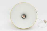 デンマークから買い付けました。1977年のFog & morup社のカタログにも掲載されている「Silhuet」です。真鍮塗装を施された有機的な形状のアルミニウムシェードが特徴です。