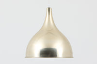 デンマークから買い付けました。1977年のFog & morup社のカタログにも掲載されている「Silhuet」です。真鍮塗装を施された有機的な形状のアルミニウムシェードが特徴です。