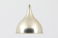 デンマークから買い付けました。1977年のFog & morup社のカタログにも掲載されている「Silhuet」です。真鍮塗装を施された有機的な形状のアルミニウムシェードが特徴です。