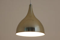 デンマークから買い付けました。1977年のFog & morup社のカタログにも掲載されている「Silhuet」です。真鍮塗装を施された有機的な形状のアルミニウムシェードが特徴です。