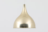 デンマークから買い付けました。1977年のFog & morup社のカタログにも掲載されている「Silhuet」です。真鍮塗装を施された有機的な形状のアルミニウムシェードが特徴です。