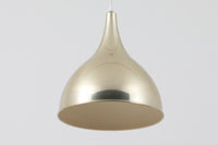 デンマークから買い付けました。1977年のFog & morup社のカタログにも掲載されている「Silhuet」です。真鍮塗装を施された有機的な形状のアルミニウムシェードが特徴です。