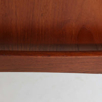 温かみのあるチーク材を使用した、幅152cmの北欧ビンテージ両袖デスクです。左右に各3杯、合計6杯の引出しを備え、書類や文具を分けて収納できる実用的な構成で、上段には鍵穴も設けられています。彫り込み式の取手や緩やかに湾曲した幕板、丸みを帯びた脚部など、細部まで丁寧に仕立てられた端正な佇まいが魅力。書斎や仕事部屋の作業机としてはもちろん、店舗什器にも存在感を添える一台です。