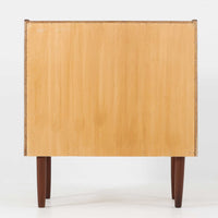 北欧ビンテージらしい温もりを感じさせるこちらの4段チェストは、上質なチーク材を使用したデンマーク製の一台です。無垢材を削り出したような立体感のある取手がアクセントとなっており、シンプルながらも丁寧な造りが際立ちます。幅70cmと程よいサイズ感で、寝室やリビングの収納としてはもちろん、玄関先の小物整理にも活躍します。使い込むほどに深まる色艶や木目の味わいも魅力のひとつです。