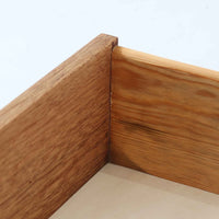 北欧ビンテージらしい温もりを感じさせるこちらの4段チェストは、上質なチーク材を使用したデンマーク製の一台です。無垢材を削り出したような立体感のある取手がアクセントとなっており、シンプルながらも丁寧な造りが際立ちます。幅70cmと程よいサイズ感で、寝室やリビングの収納としてはもちろん、玄関先の小物整理にも活躍します。使い込むほどに深まる色艶や木目の味わいも魅力のひとつです。