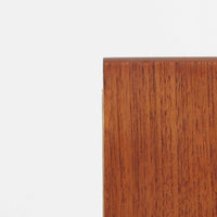 北欧ビンテージらしい温もりを感じさせるこちらの4段チェストは、上質なチーク材を使用したデンマーク製の一台です。無垢材を削り出したような立体感のある取手がアクセントとなっており、シンプルながらも丁寧な造りが際立ちます。幅70cmと程よいサイズ感で、寝室やリビングの収納としてはもちろん、玄関先の小物整理にも活躍します。使い込むほどに深まる色艶や木目の味わいも魅力のひとつです。