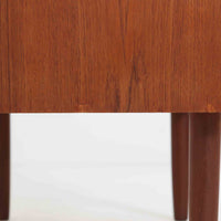 北欧ビンテージらしい温もりを感じさせるこちらの4段チェストは、上質なチーク材を使用したデンマーク製の一台です。無垢材を削り出したような立体感のある取手がアクセントとなっており、シンプルながらも丁寧な造りが際立ちます。幅70cmと程よいサイズ感で、寝室やリビングの収納としてはもちろん、玄関先の小物整理にも活躍します。使い込むほどに深まる色艶や木目の味わいも魅力のひとつです。