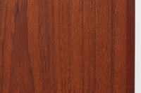 デンマークから買い付けた両袖デスクです。前面には9つの引き出しがあり、背面には引き戸収納と棚が備わっているため、収納力に優れています。デンマーク家具特有の取っ手が使用され、上質なチーク材が用いられています。中央の引き出しには鍵が付いており、大切な書類の保管に便利です。丁寧な作りで、長くご使用いただけます。