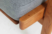 北欧家具を代表するソファ『GE290』です。現在リプロダクト品が販売されていますが、こちらは本物です。元々はベッド会社であるGETAmA社ならではのコイルスプリングが内包されたクッションの座り心地は、弾力があり心地良く、読書や映画などのリラックスタイムに最適です。立ち上がる際も適度なはね返りがあるので、動く時に億劫になる事はありません。Hans J.Wegnerならではの時代を超えた素晴らしいデザインです。横や背面から見るとまた違った表情を感じて頂けると思います。