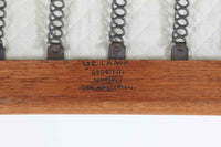 北欧家具を代表するソファ『GE290』です。現在リプロダクト品が販売されていますが、こちらは本物です。元々はベッド会社であるGETAmA社ならではのコイルスプリングが内包されたクッションの座り心地は、弾力があり心地良く、読書や映画などのリラックスタイムに最適です。立ち上がる際も適度なはね返りがあるので、動く時に億劫になる事はありません。Hans J.Wegnerならではの時代を超えた素晴らしいデザインです。横や背面から見るとまた違った表情を感じて頂けると思います。