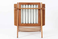 北欧家具を代表するソファ『GE290』です。現在リプロダクト品が販売されていますが、こちらは本物です。元々はベッド会社であるGETAmA社ならではのコイルスプリングが内包されたクッションの座り心地は、弾力があり心地良く、読書や映画などのリラックスタイムに最適です。立ち上がる際も適度なはね返りがあるので、動く時に億劫になる事はありません。Hans J.Wegnerならではの時代を超えた素晴らしいデザインです。横や背面から見るとまた違った表情を感じて頂けると思います。